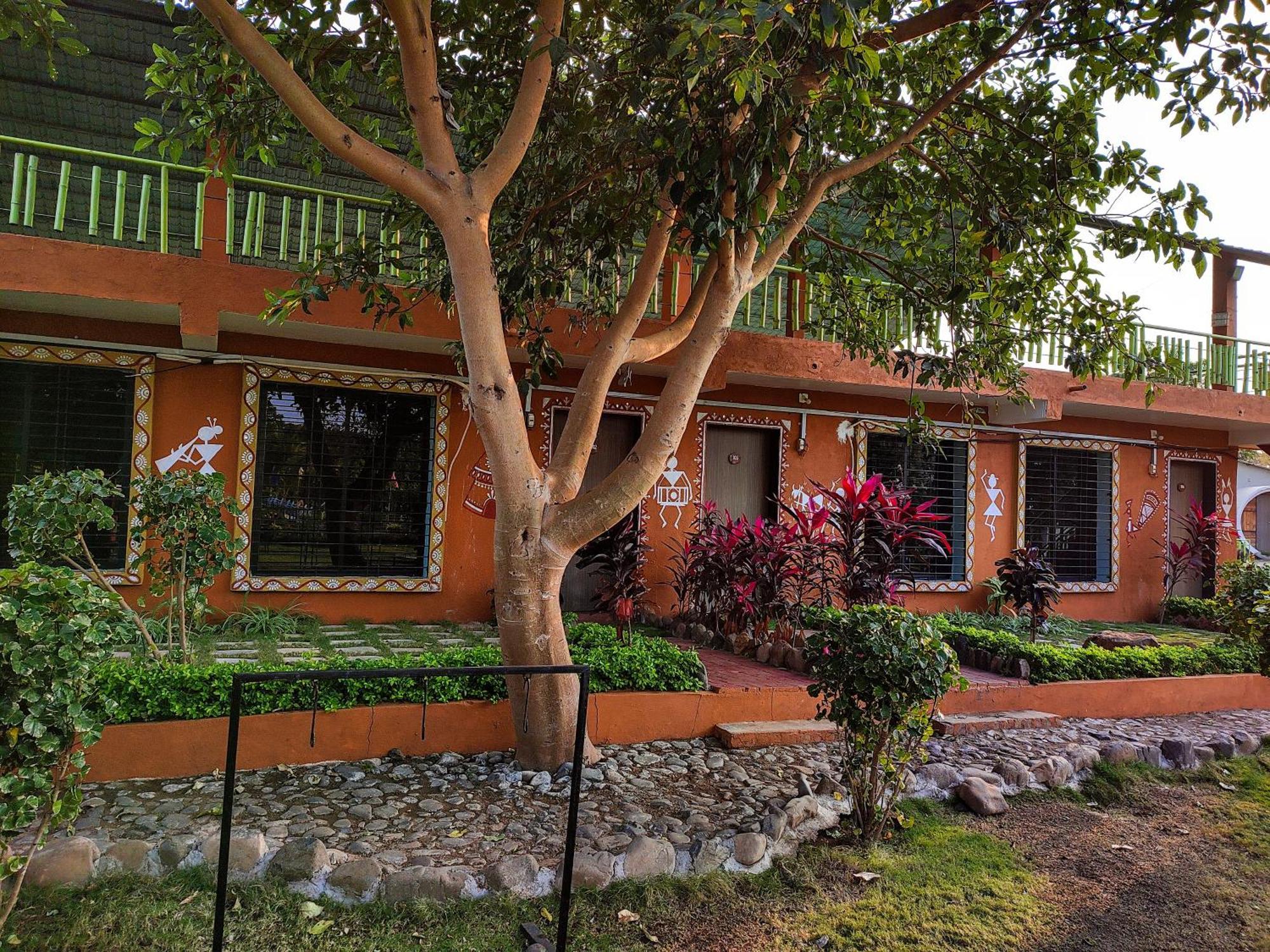Van Vagdo Resort Rajpipla Luaran gambar