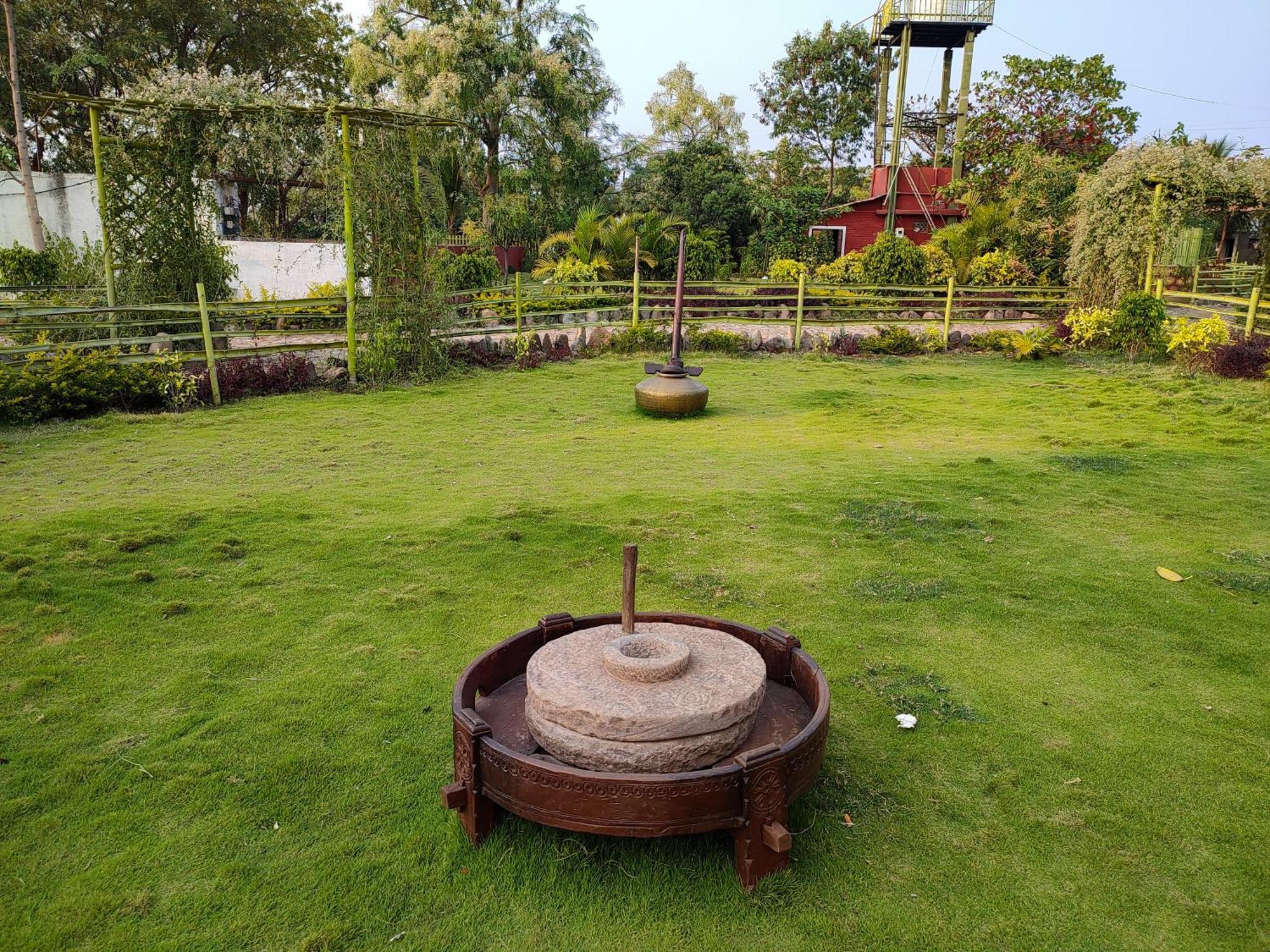 Van Vagdo Resort Rajpipla Luaran gambar